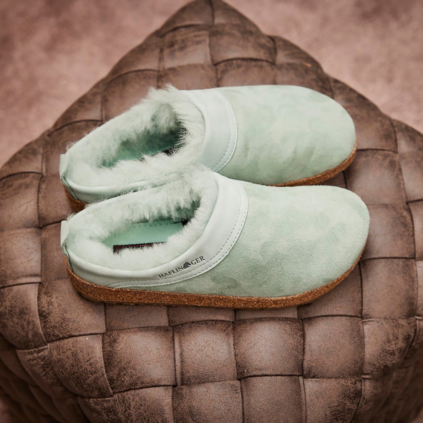 HAFLINGER Lammfellclog Snowbird Filzpantoffel Hausschuh Dunkelbraun (Kaffee 65), Gr 46