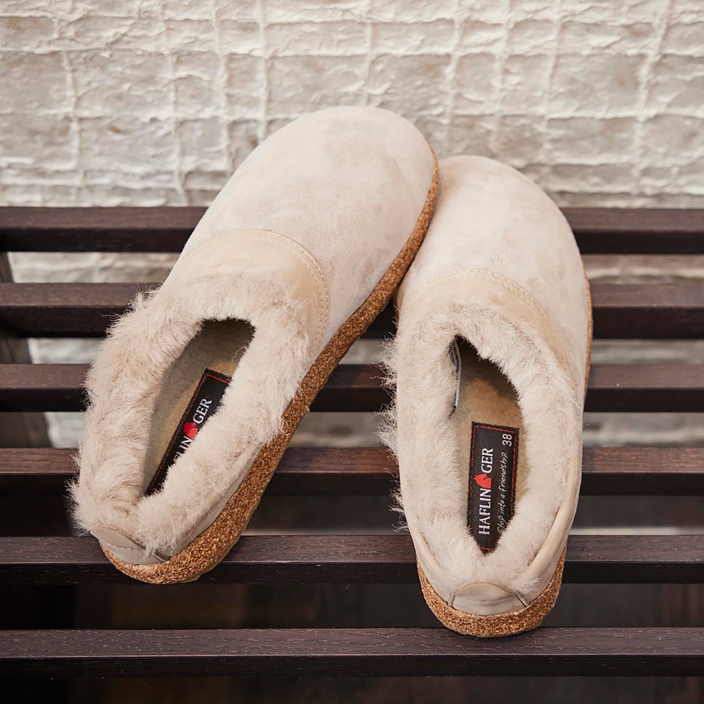 HAFLINGER Lammfellclog Snowbird Filzpantoffel Hausschuh Dunkelbraun (Kaffee 65), Gr 46
